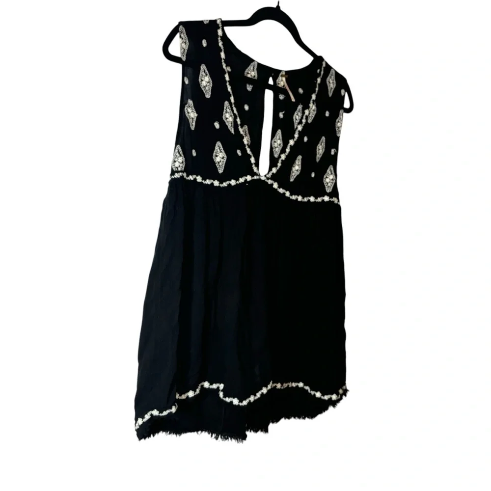 Free People Relaxed Boho Tank Black White Embroidered Top Keyhole Back M - Picture 5 of 8
